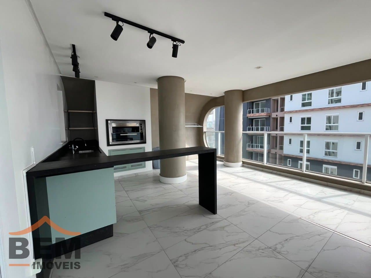 Apartamento para alugar com 3 quartos e 3 vagas de garagem no bairro Balneário Santa Clara, em Itajaí.