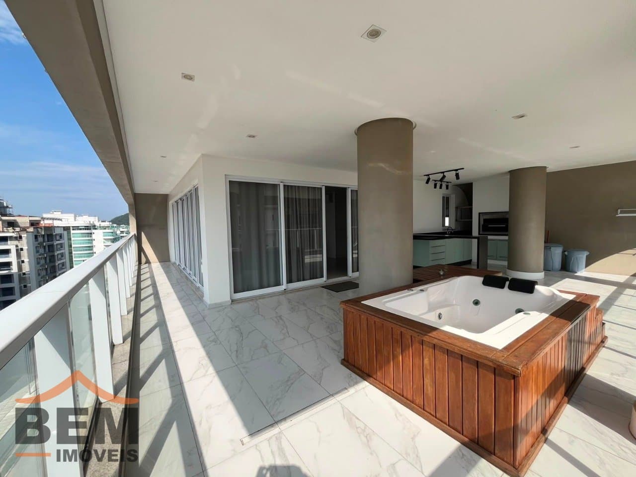 Apartamento para alugar com 3 quartos e 3 vagas de garagem no bairro Balneário Santa Clara, em Itajaí.