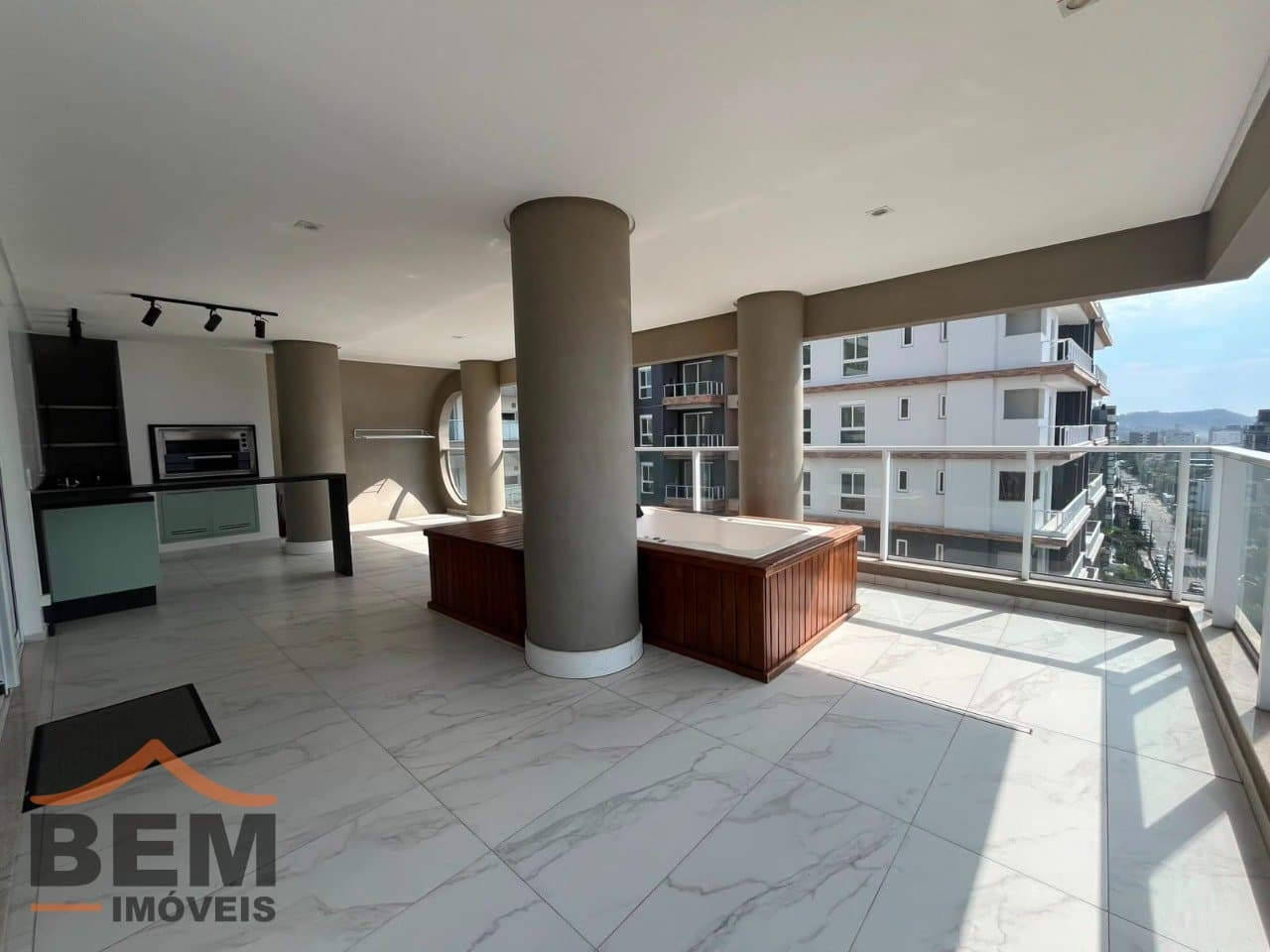 Apartamento para alugar com 3 quartos e 3 vagas de garagem no bairro Balneário Santa Clara, em Itajaí.