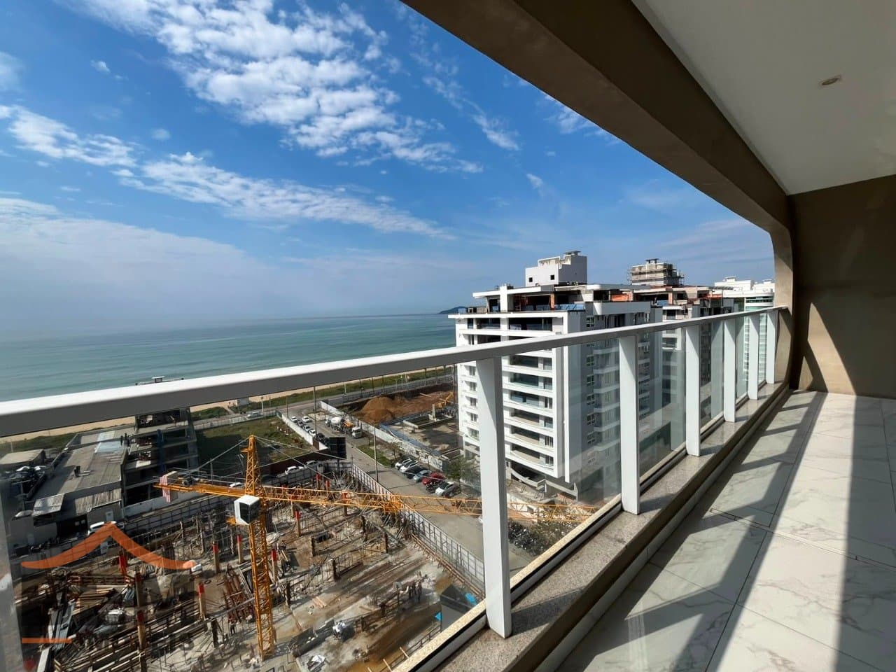 Apartamento para alugar com 3 quartos e 3 vagas de garagem no bairro Balneário Santa Clara, em Itajaí.