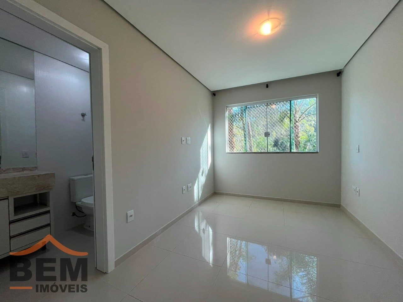 Apartamento para Locação com 3 quartos e 110m² no bairro Cabeçudas, em Itajaí - SC