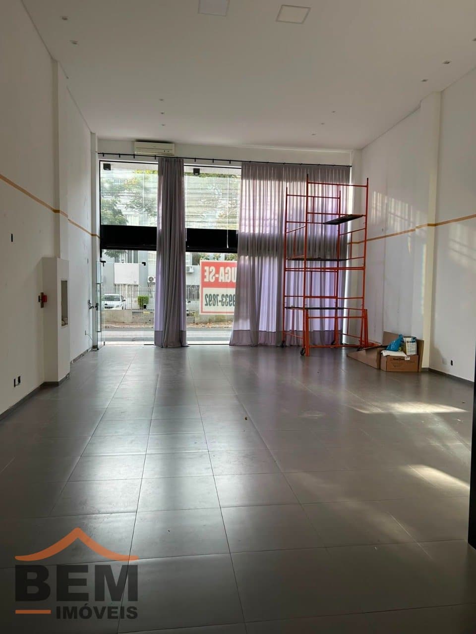 Sala Comercial para Locação com 110m² no bairro Centro, em Balneário Camboriú - SC