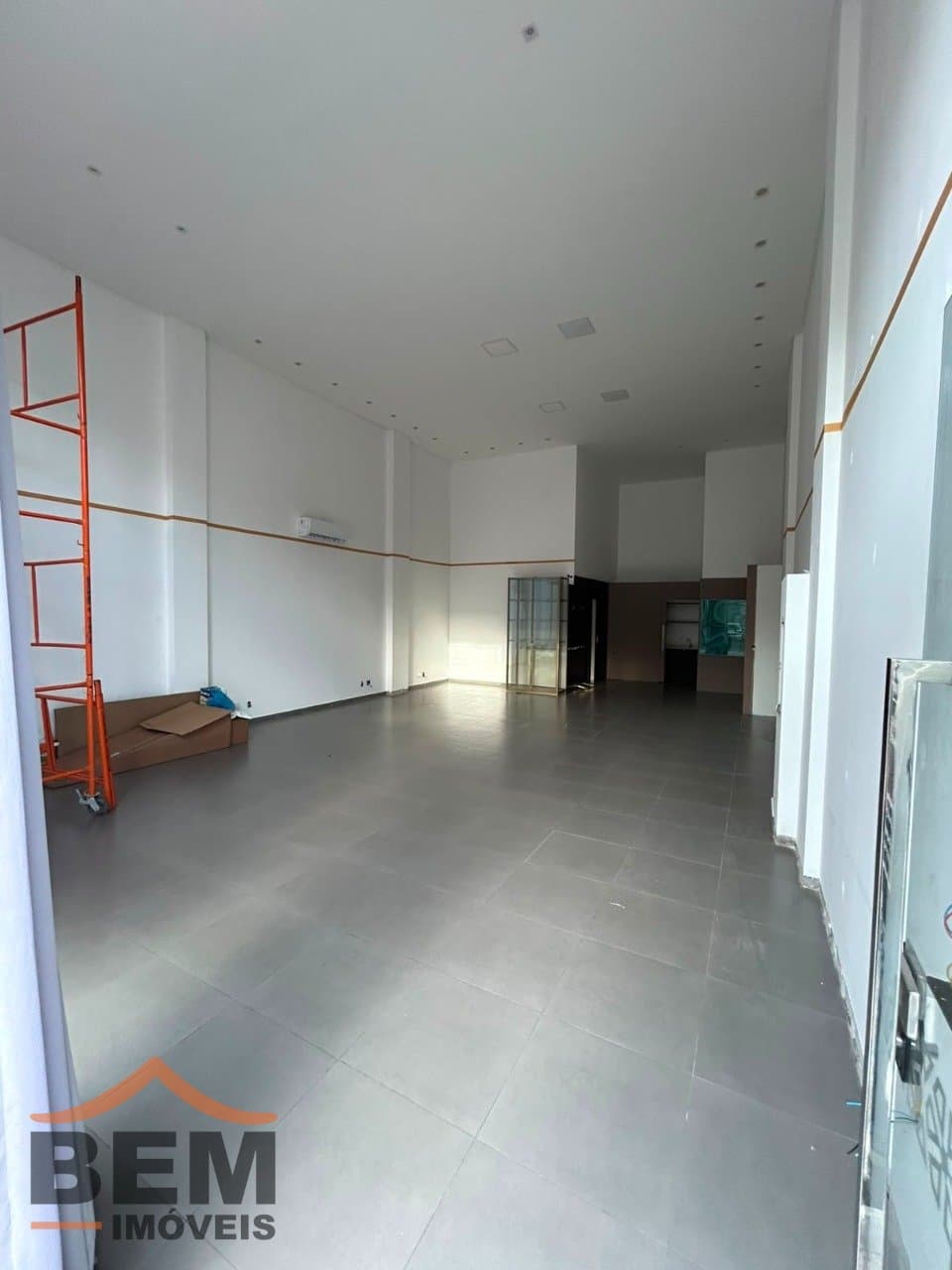Sala Comercial para Locação com 110m² no bairro Centro, em Balneário Camboriú - SC