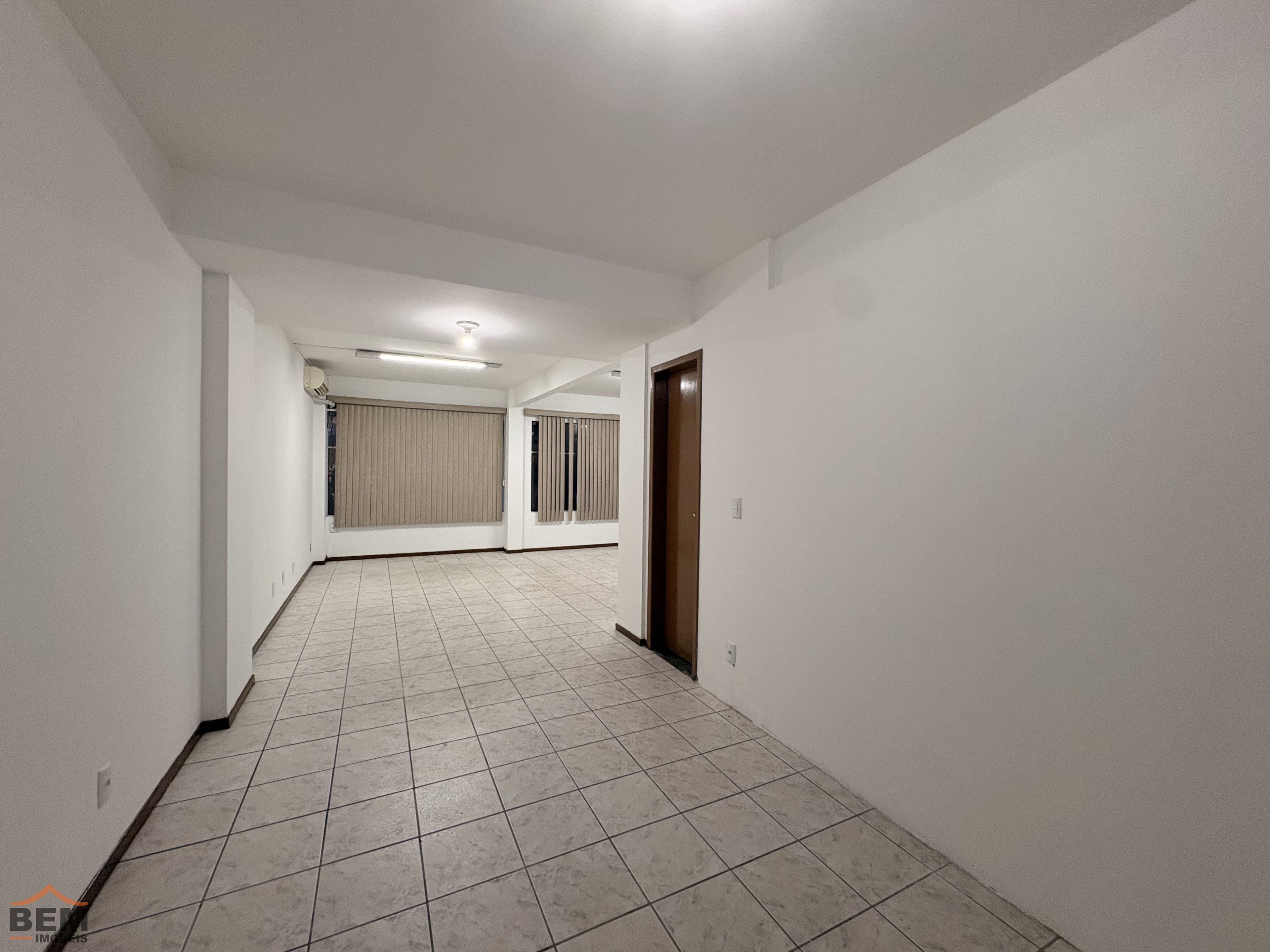 Sala comercial para alugar com 60 m² no Centro de Itajaí.