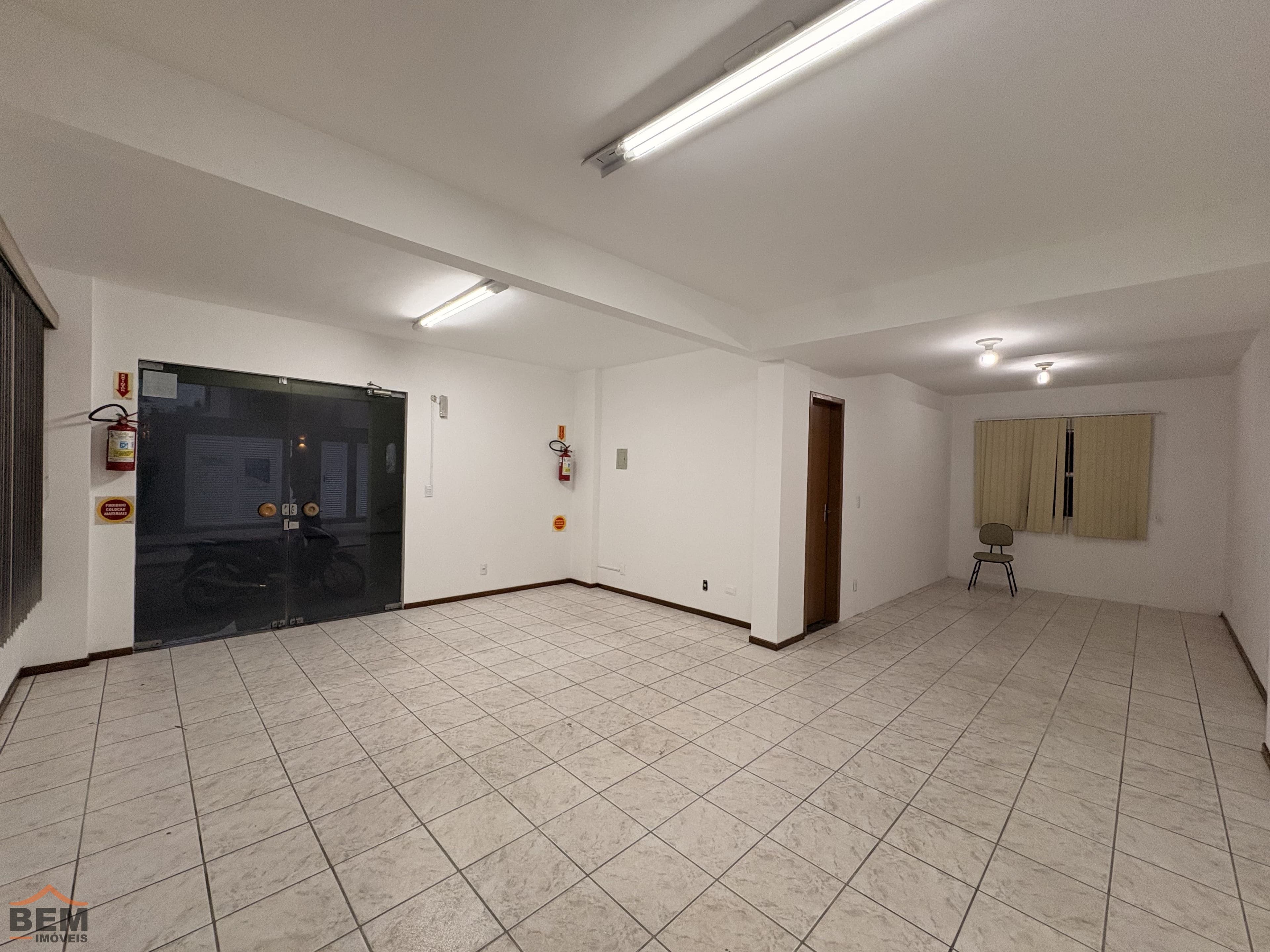 Sala comercial para alugar com 60 m² no Centro de Itajaí.