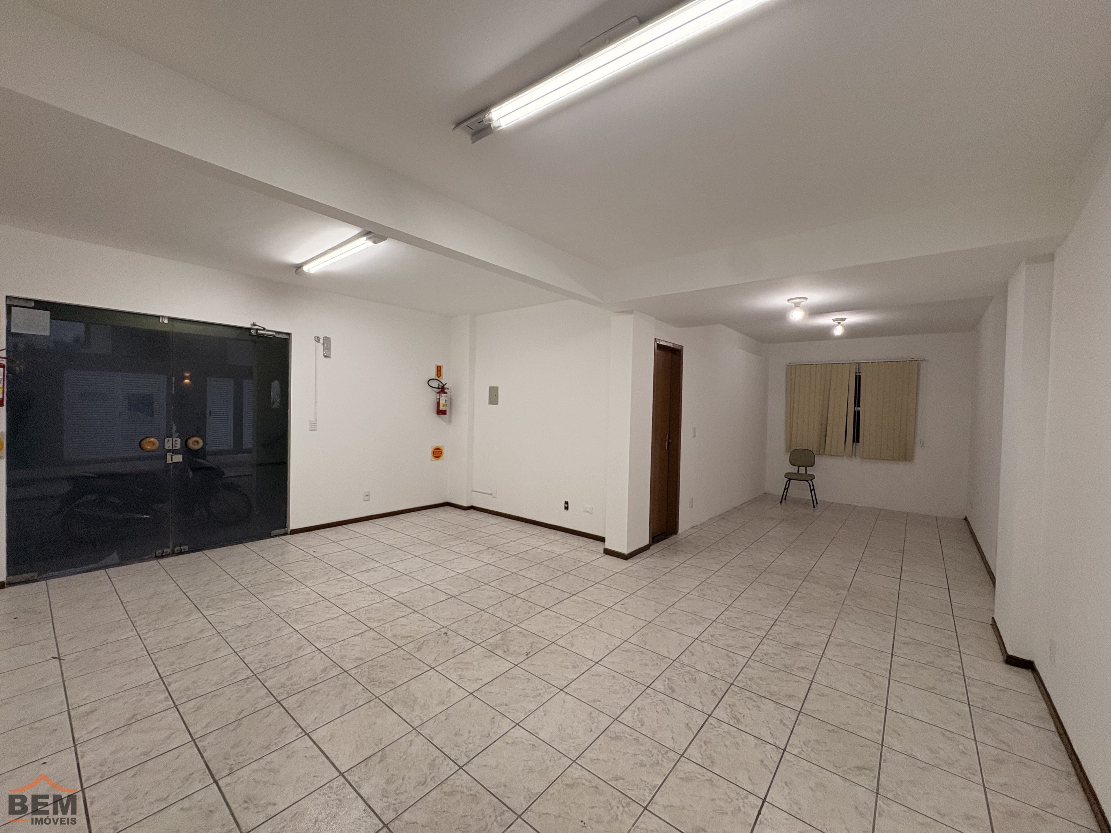 Sala comercial para alugar com 60 m² no Centro de Itajaí.