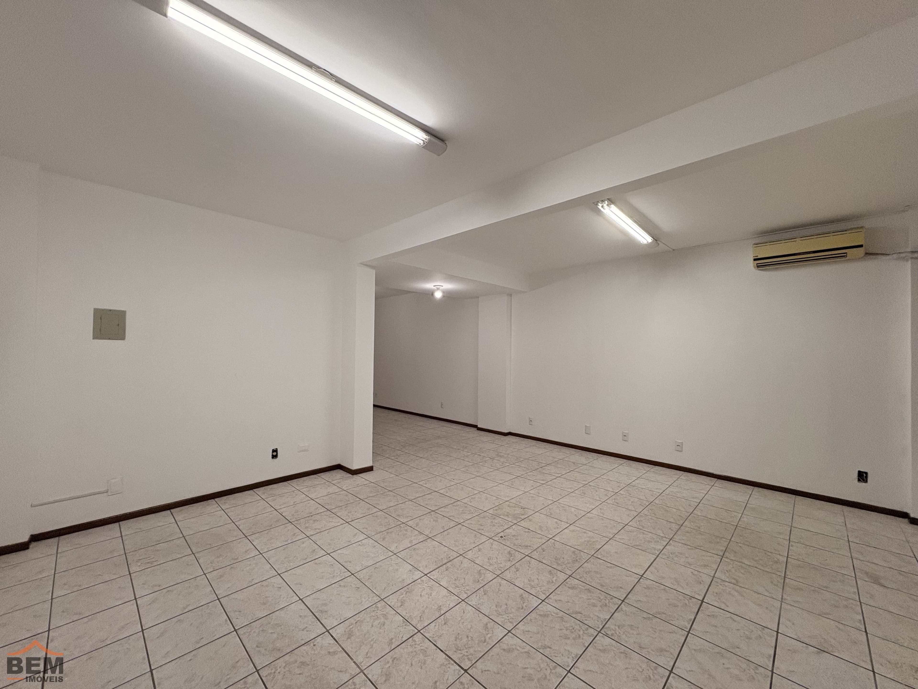 Sala comercial para alugar com 60 m² no Centro de Itajaí.