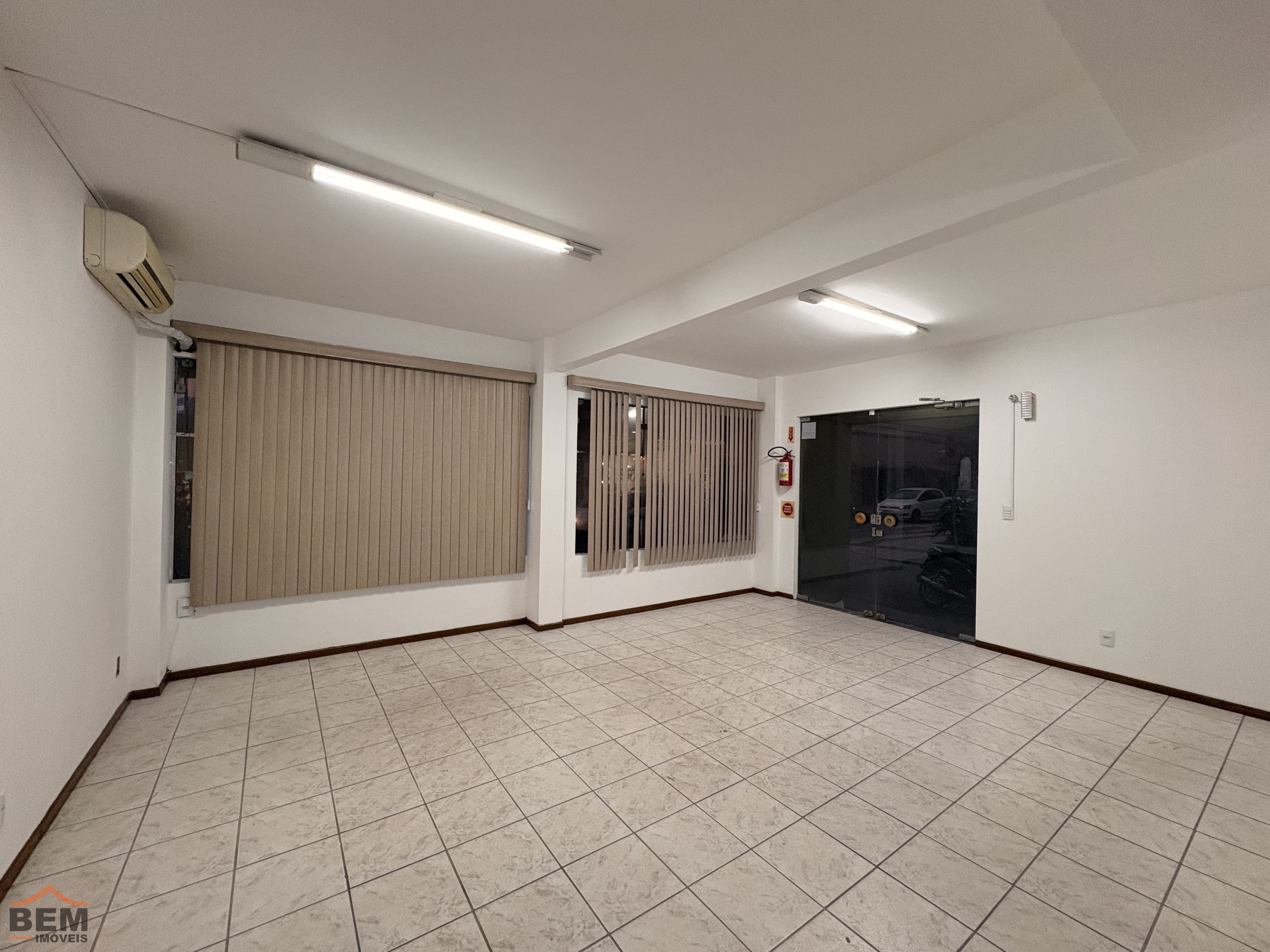 Sala comercial para alugar com 60 m² no Centro de Itajaí.