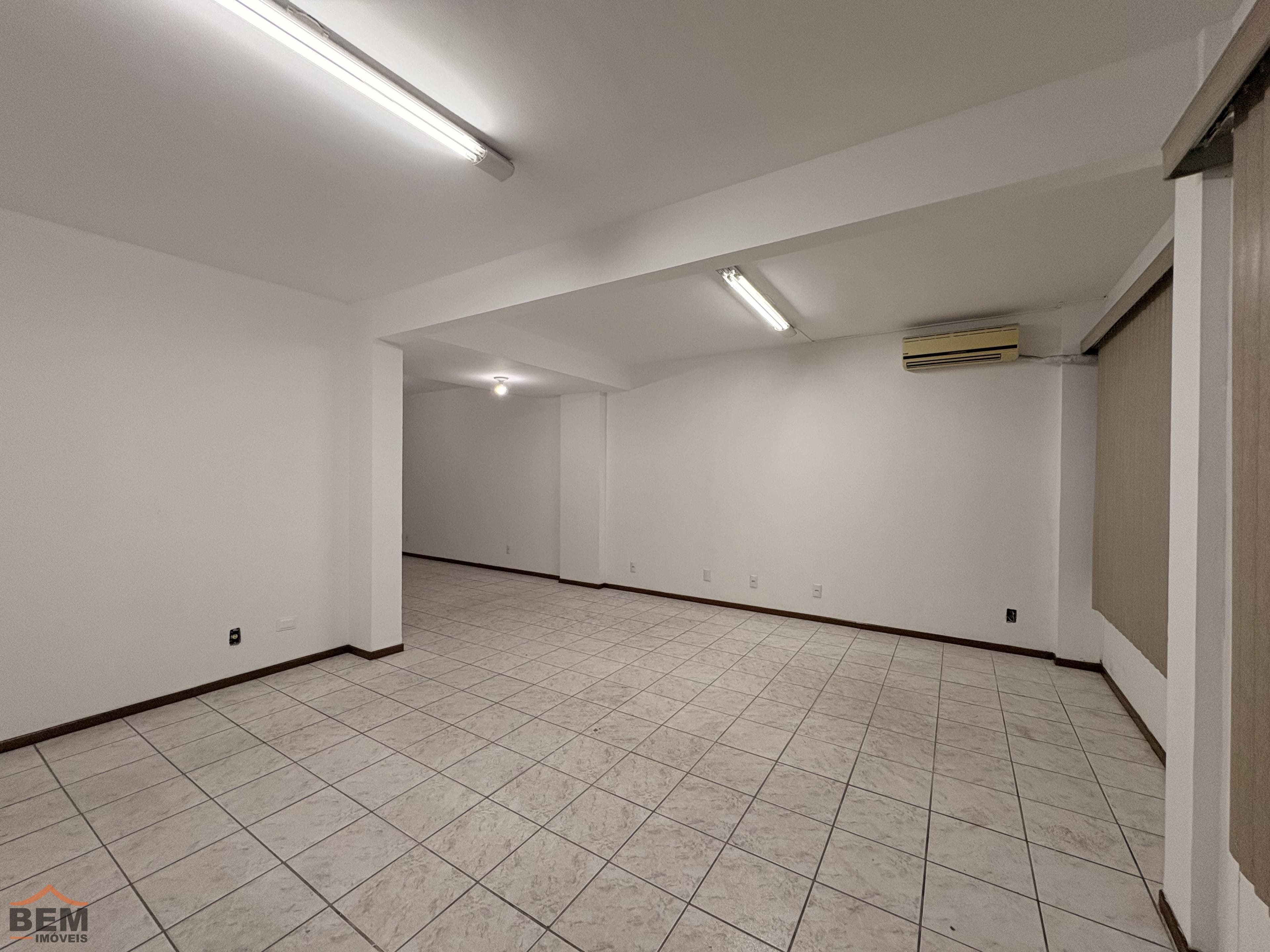 Sala comercial para alugar com 60 m² no Centro de Itajaí.