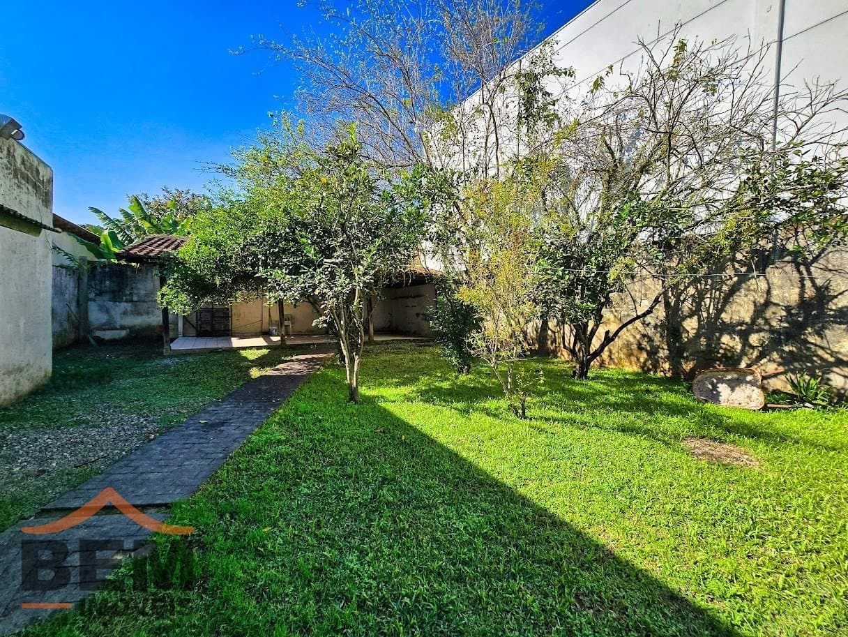 Casa com amplo terreno de 600mts para venda no bairro São Vicente em Itajaí, com 180m² e 4 quartos