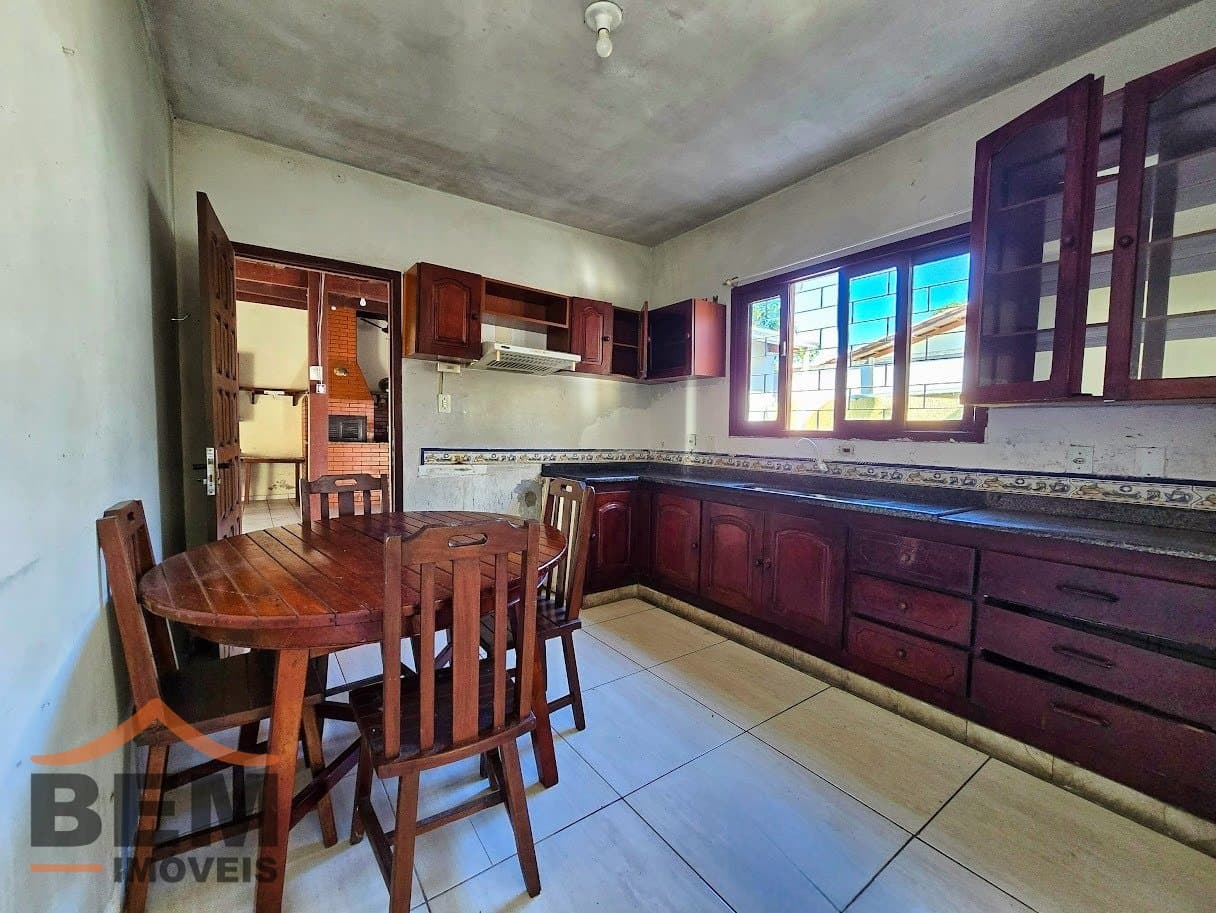 Casa com amplo terreno de 600mts para venda no bairro São Vicente em Itajaí, com 180m² e 4 quartos