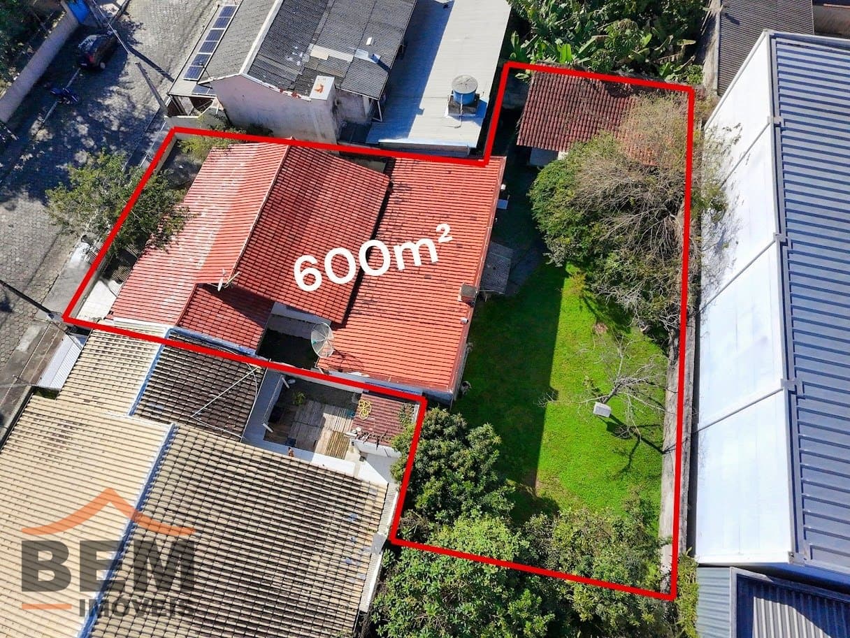 Casa com amplo terreno de 600mts para venda no bairro São Vicente em Itajaí, com 180m² e 4 quartos