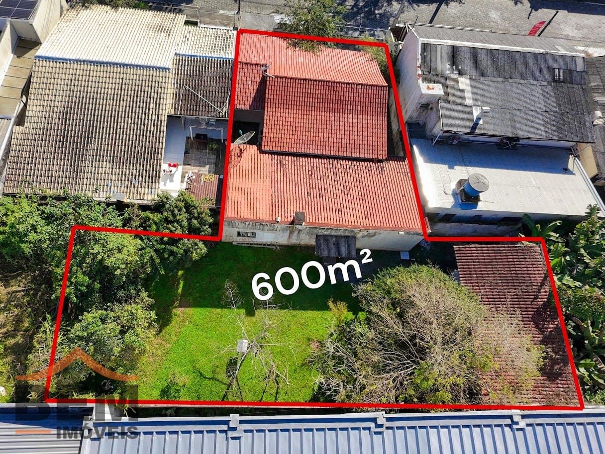 Casa com amplo terreno de 600mts para venda no bairro São Vicente em Itajaí, com 180m² e 4 quartos