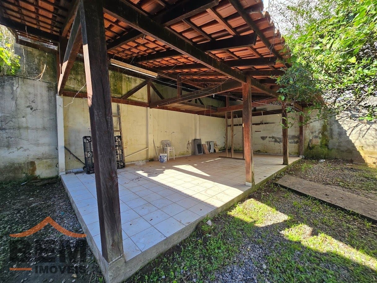 Casa com amplo terreno de 600mts para venda no bairro São Vicente em Itajaí, com 180m² e 4 quartos