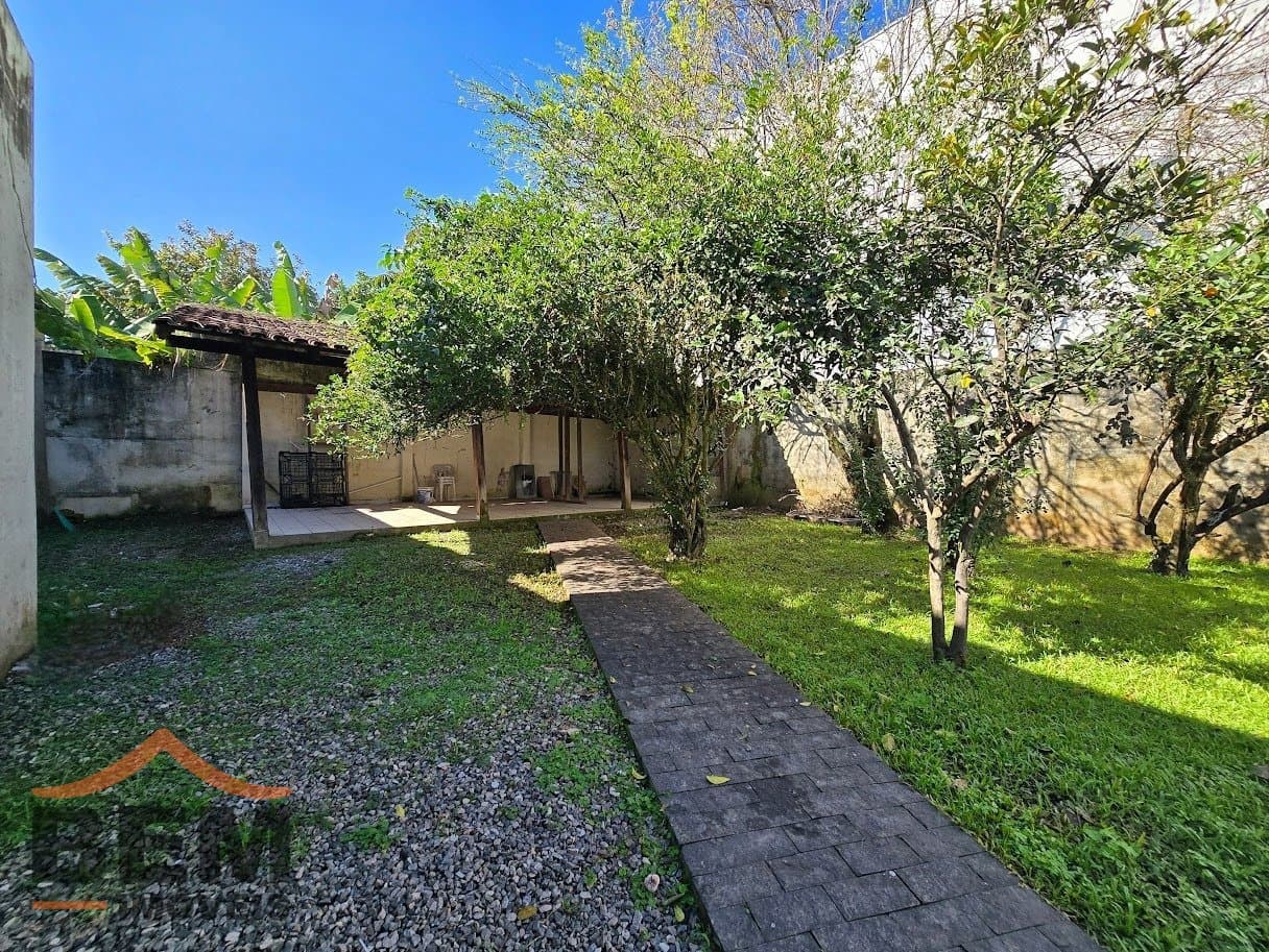 Casa com amplo terreno de 600mts para venda no bairro São Vicente em Itajaí, com 180m² e 4 quartos