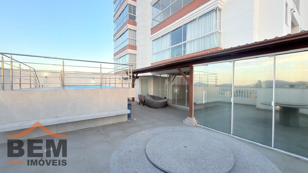 Apartamento Garden para venda no bairro São João em Itajaí, com 248m²,  com 2 dormitórios, sendo 1 suite, mobiliado e com acabamentos de alto padrão