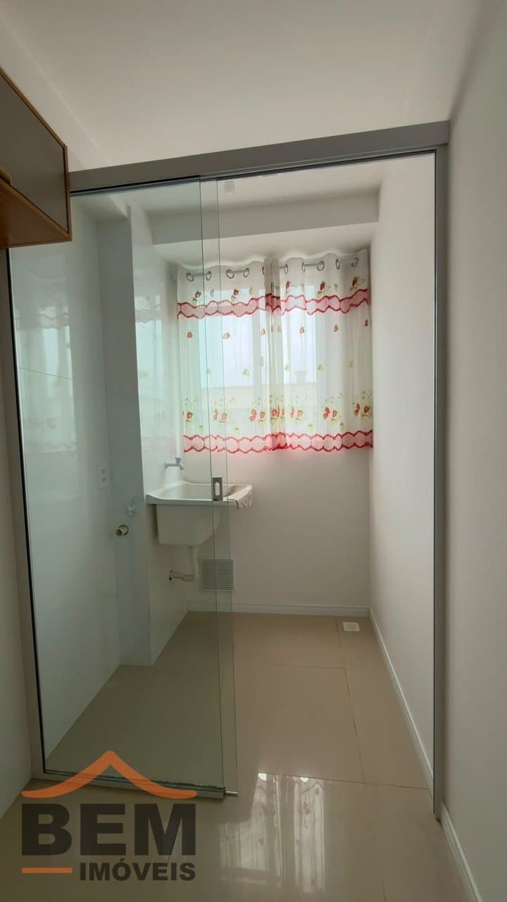 Apartamento para alugar com 2 quartos e 50 m² no bairro Carvalho, em Itajaí/SC.