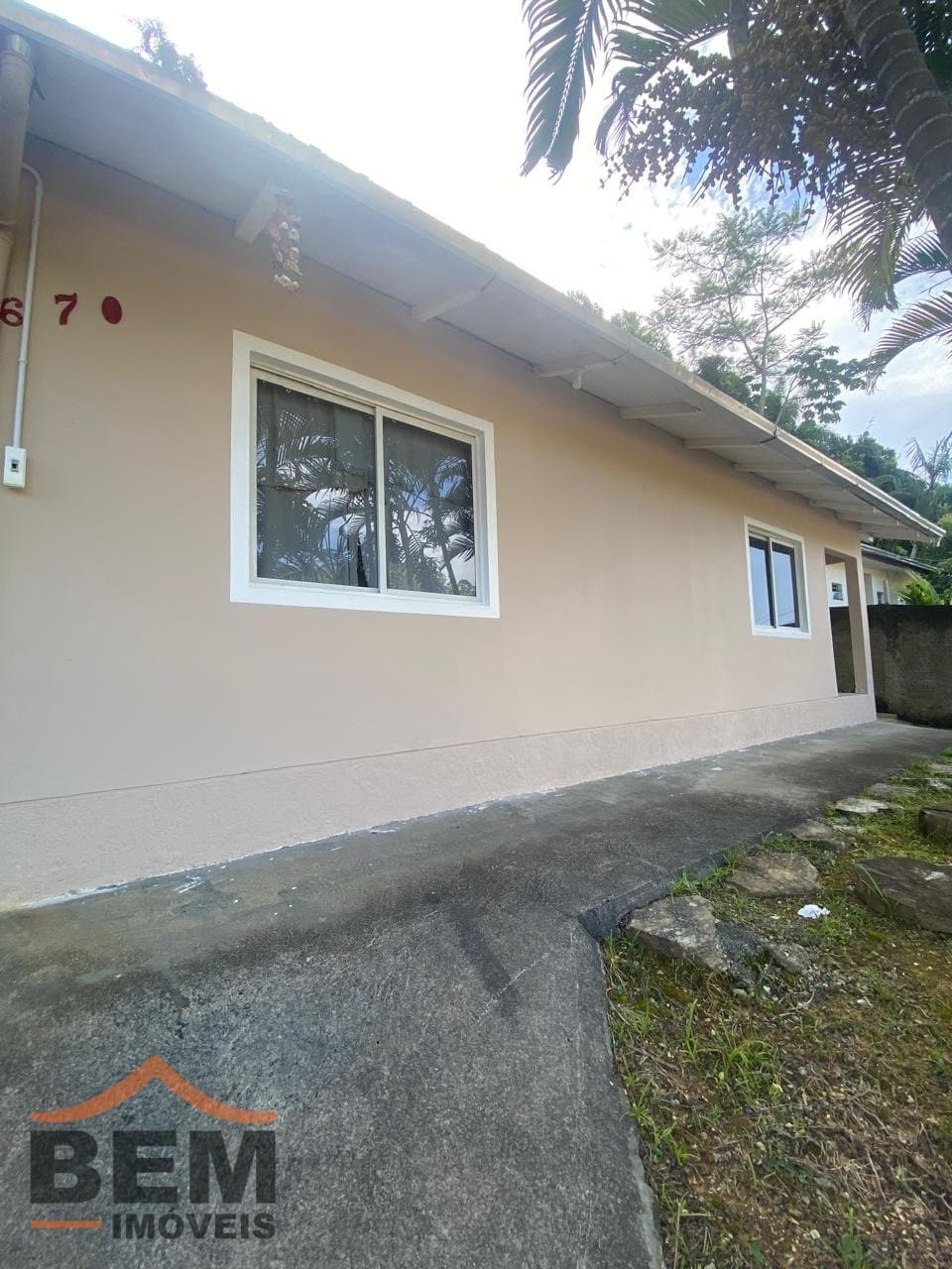 Casa com amplo terreno em frente, para venda no bairro fazenda em Itajaí, com 120m²  e 3 dormitórios