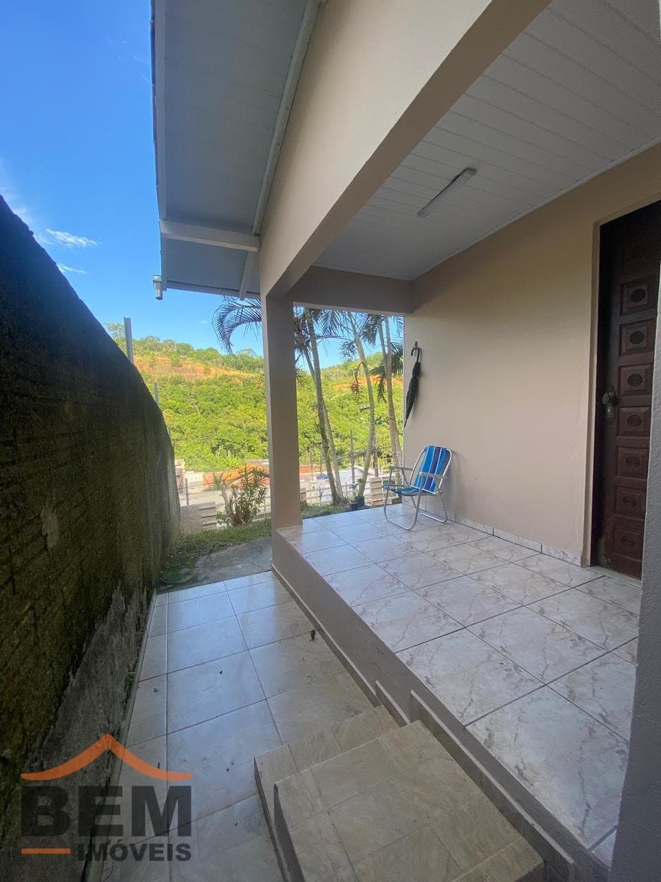 Casa com amplo terreno em frente, para venda no bairro fazenda em Itajaí, com 120m²  e 3 dormitórios