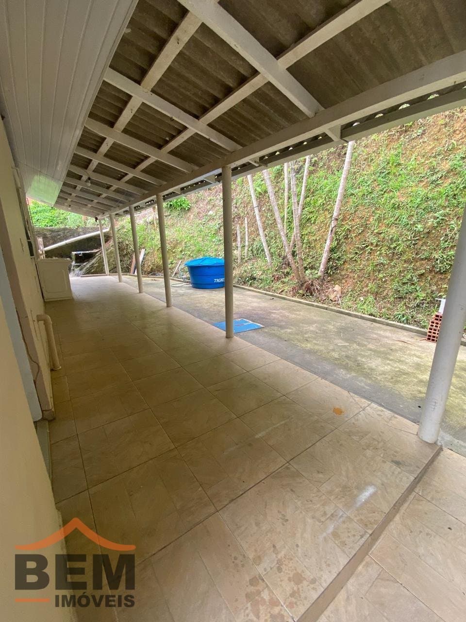 Casa com amplo terreno em frente, para venda no bairro fazenda em Itajaí, com 120m²  e 3 dormitórios