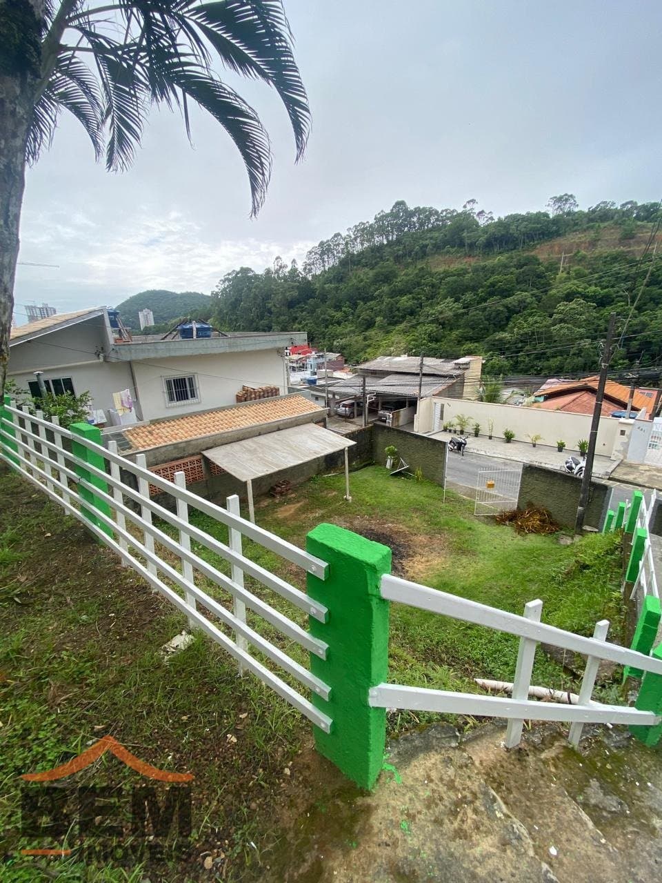 Casa com amplo terreno em frente, para venda no bairro fazenda em Itajaí, com 120m²  e 3 dormitórios