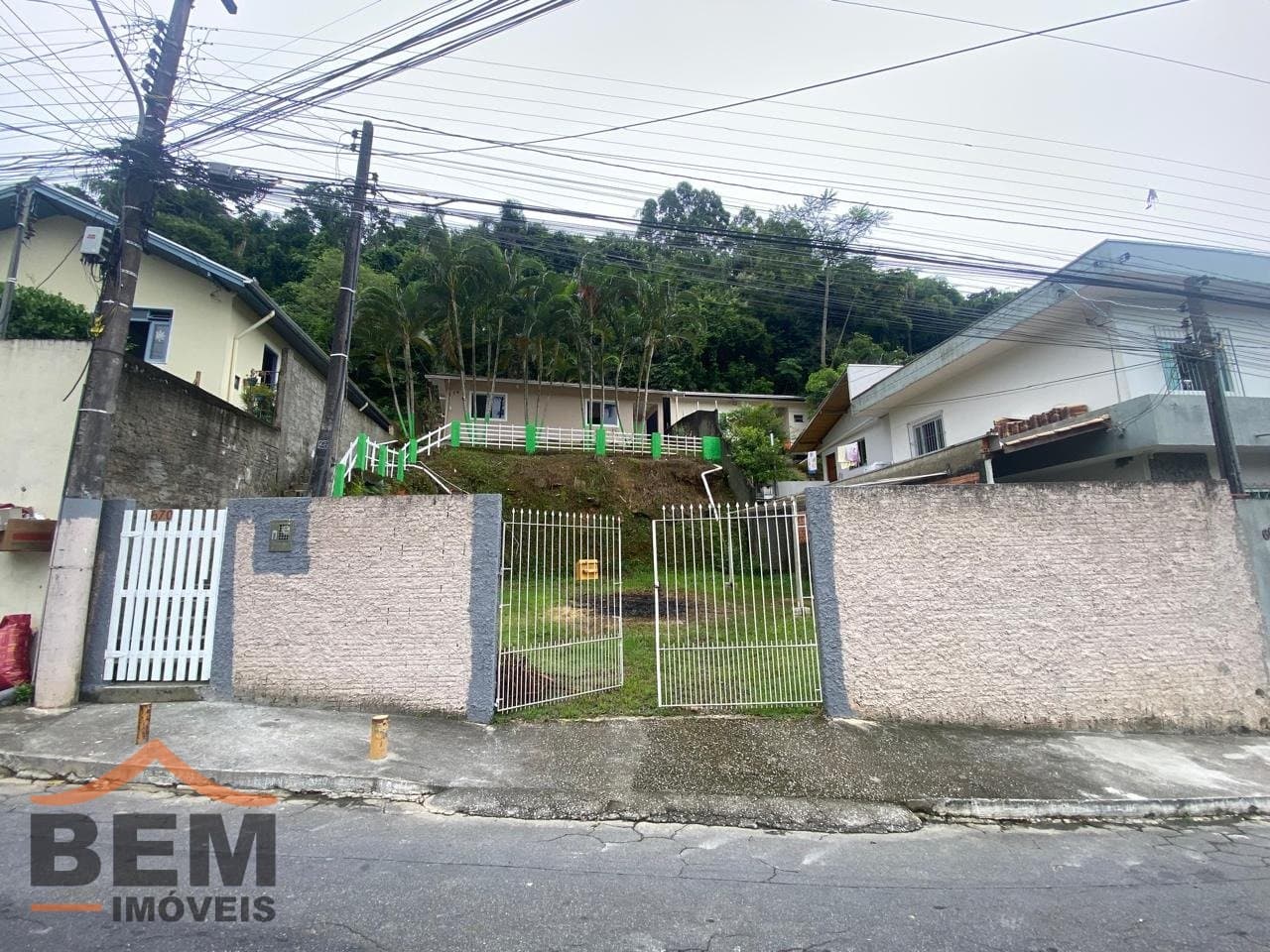 Casa com amplo terreno em frente, para venda no bairro fazenda em Itajaí, com 120m²  e 3 dormitórios