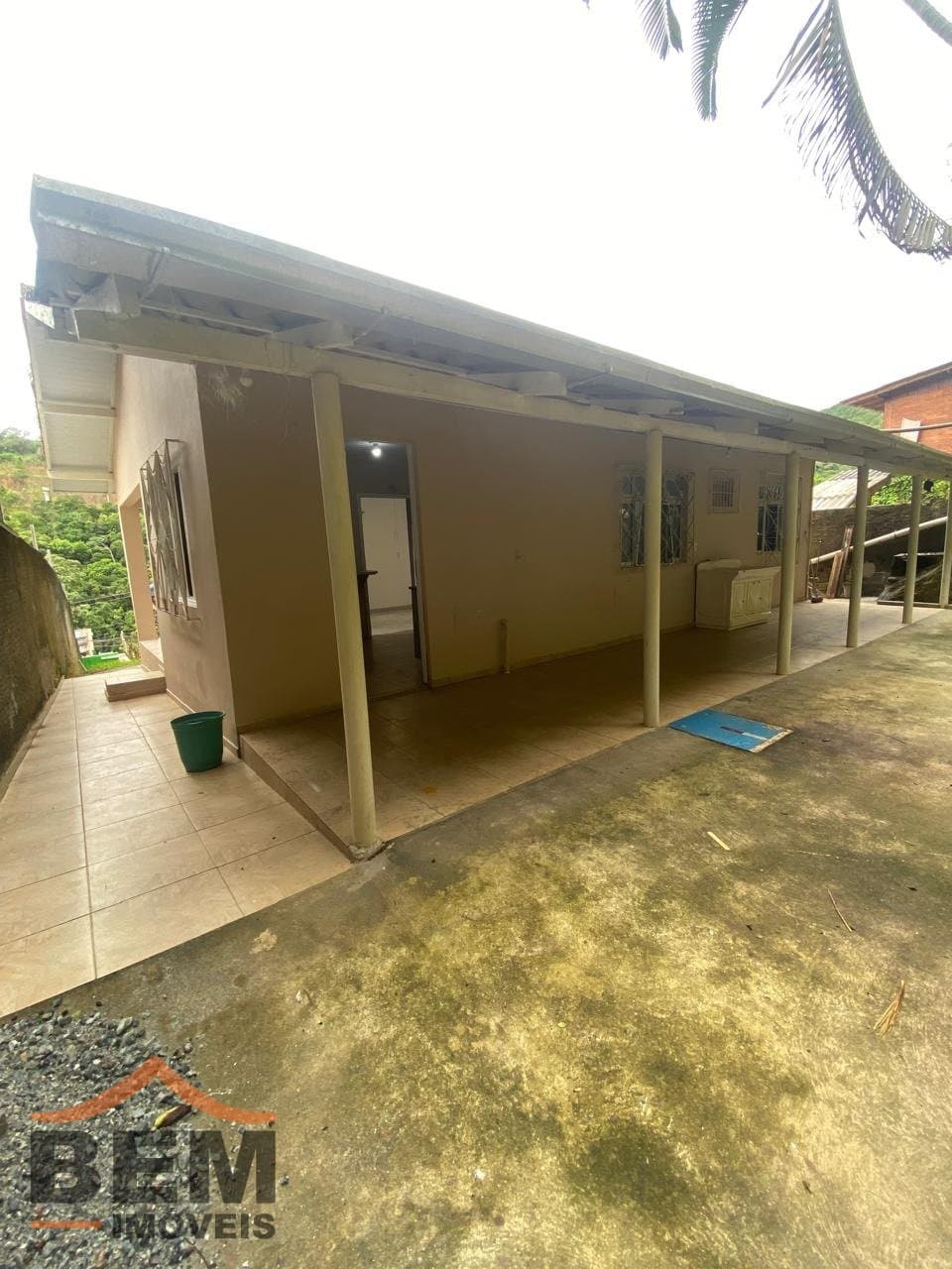 Casa com amplo terreno em frente, para venda no bairro fazenda em Itajaí, com 120m²  e 3 dormitórios