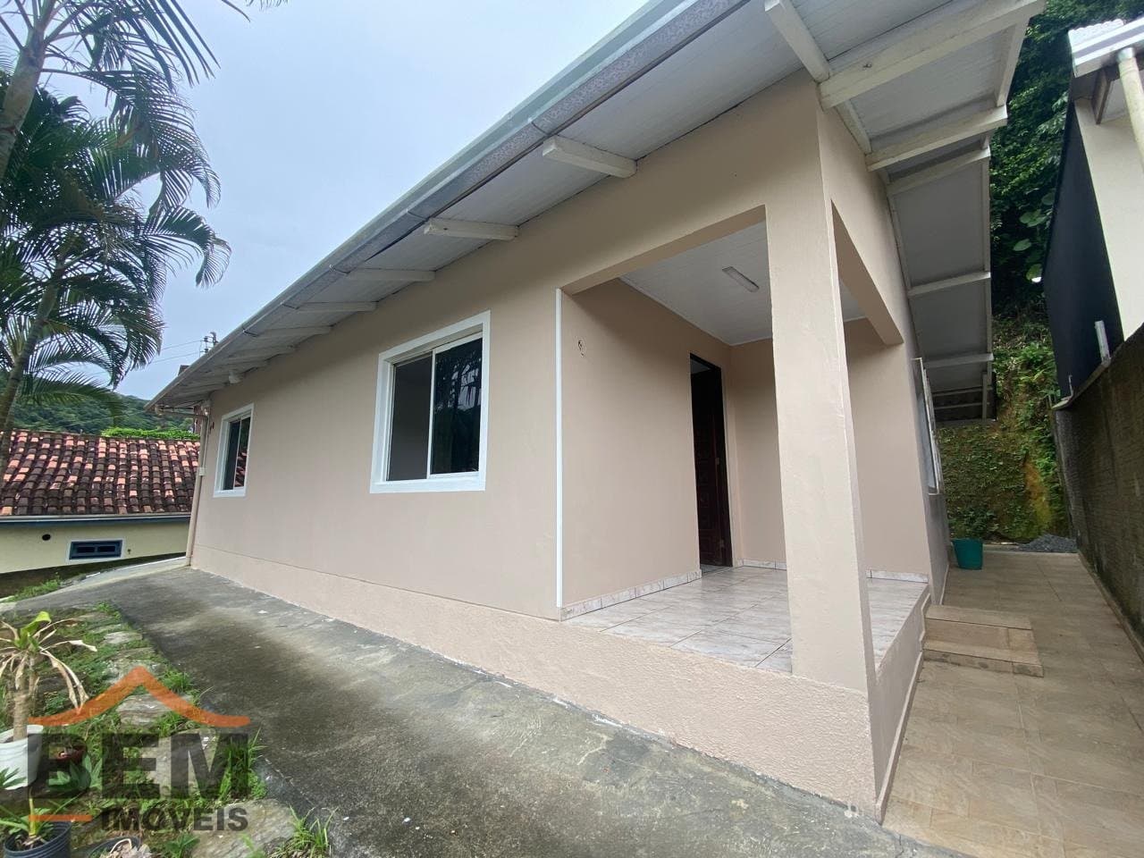 Casa com amplo terreno em frente, para venda no bairro fazenda em Itajaí, com 120m²  e 3 dormitórios