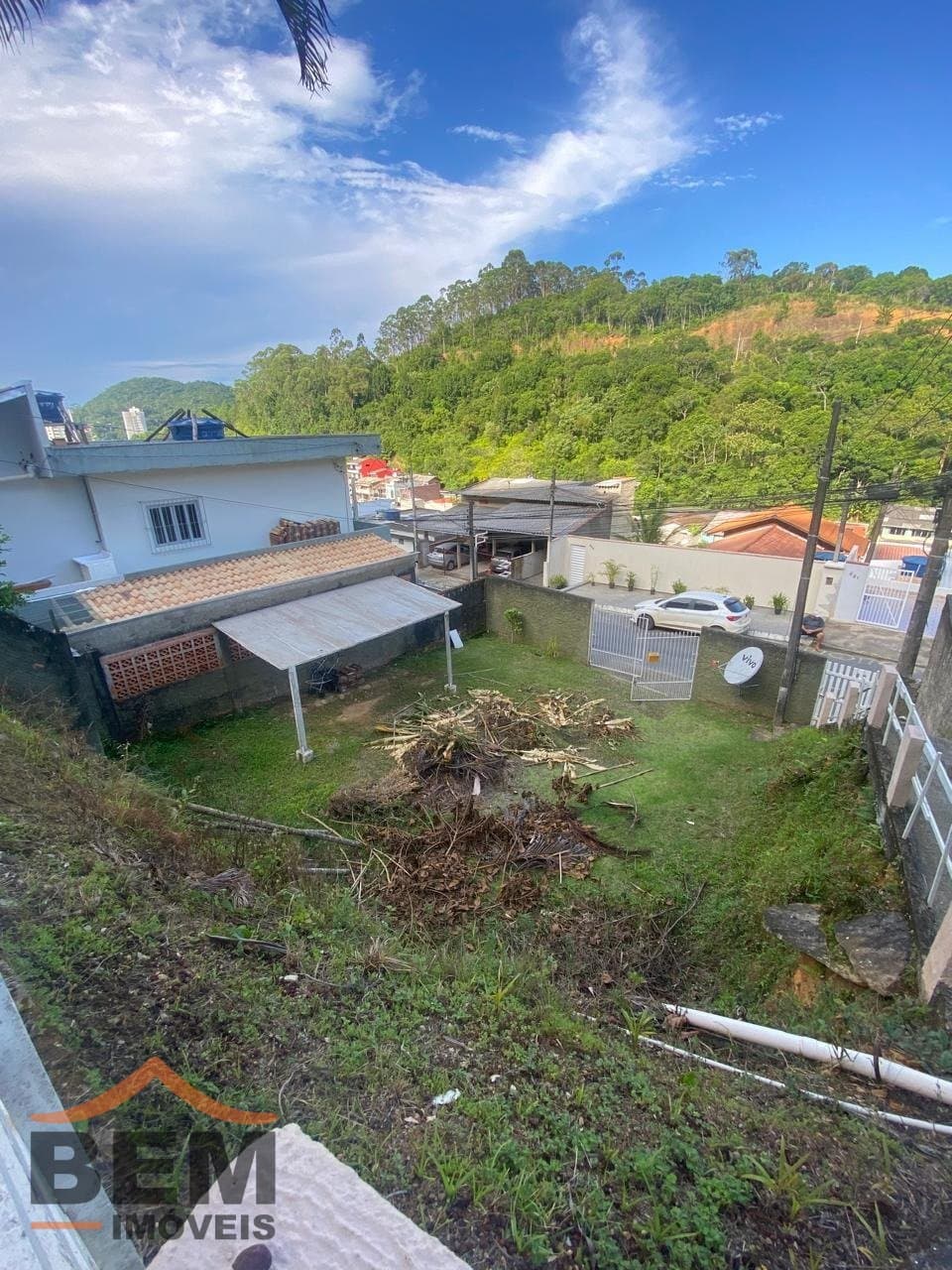 Casa com amplo terreno em frente, para venda no bairro fazenda em Itajaí, com 120m²  e 3 dormitórios
