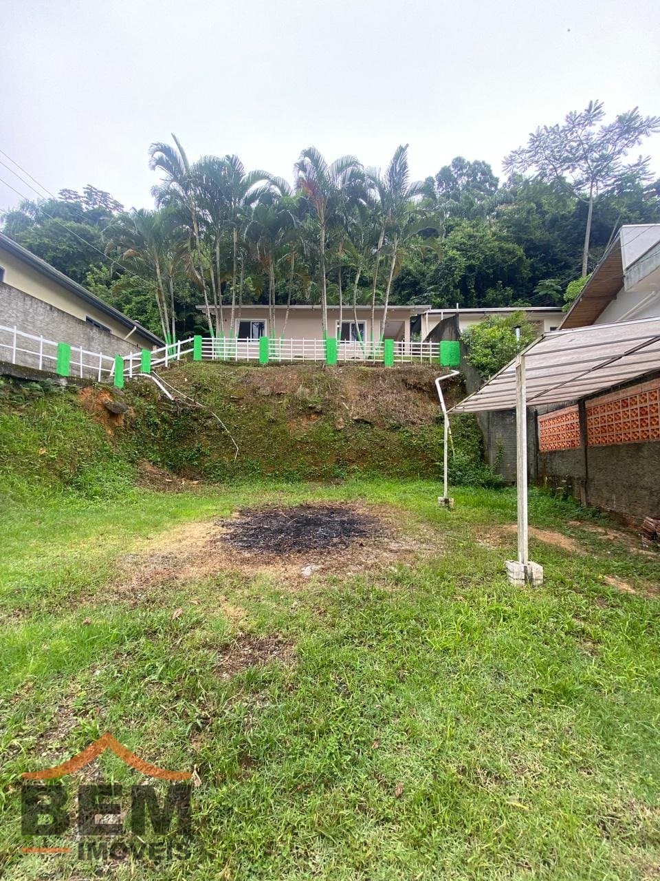 Casa com amplo terreno em frente, para venda no bairro fazenda em Itajaí, com 120m²  e 3 dormitórios