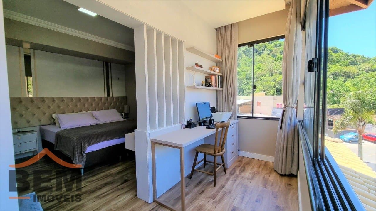Casa à Venda em condomínio fechado com 350 m², 3 Suítes e Piscina em Terreno de 500 m²
