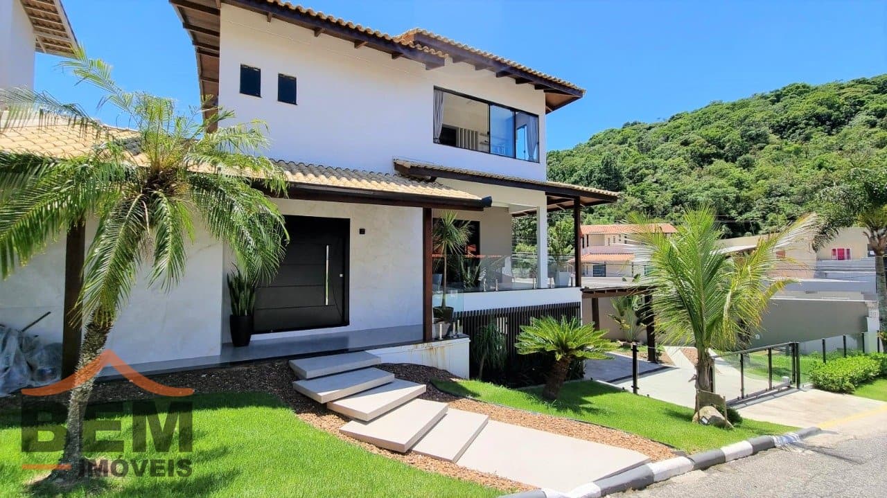 Casa à Venda em condomínio fechado com 350 m², 3 Suítes e Piscina em Terreno de 500 m²
