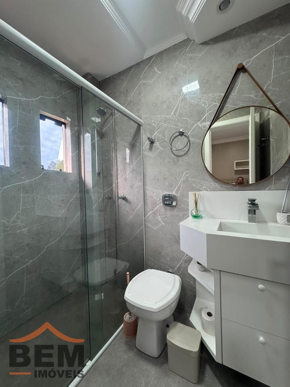 Casa à Venda em condomínio fechado com 350 m², 3 Suítes e Piscina em Terreno de 500 m²