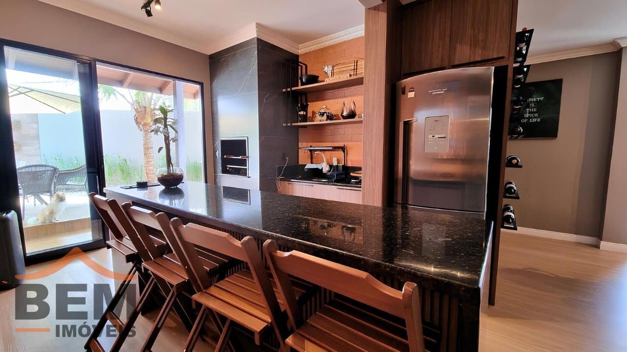 Casa à Venda em condomínio fechado com 350 m², 3 Suítes e Piscina em Terreno de 500 m²