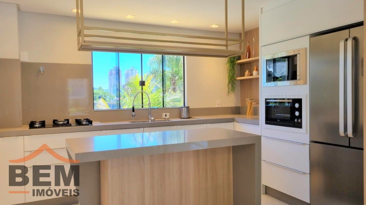 Casa à Venda em condomínio fechado com 350 m², 3 Suítes e Piscina em Terreno de 500 m²