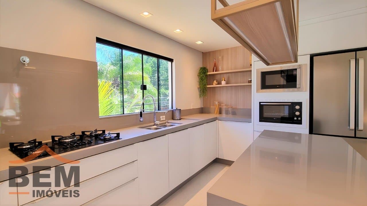 Casa à Venda em condomínio fechado com 350 m², 3 Suítes e Piscina em Terreno de 500 m²