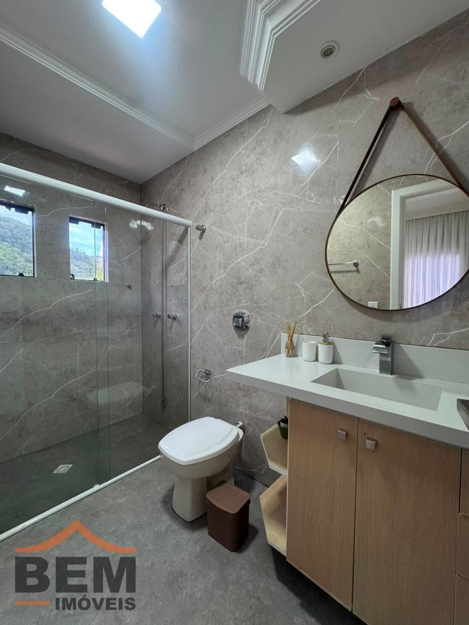Casa à Venda em condomínio fechado com 350 m², 3 Suítes e Piscina em Terreno de 500 m²