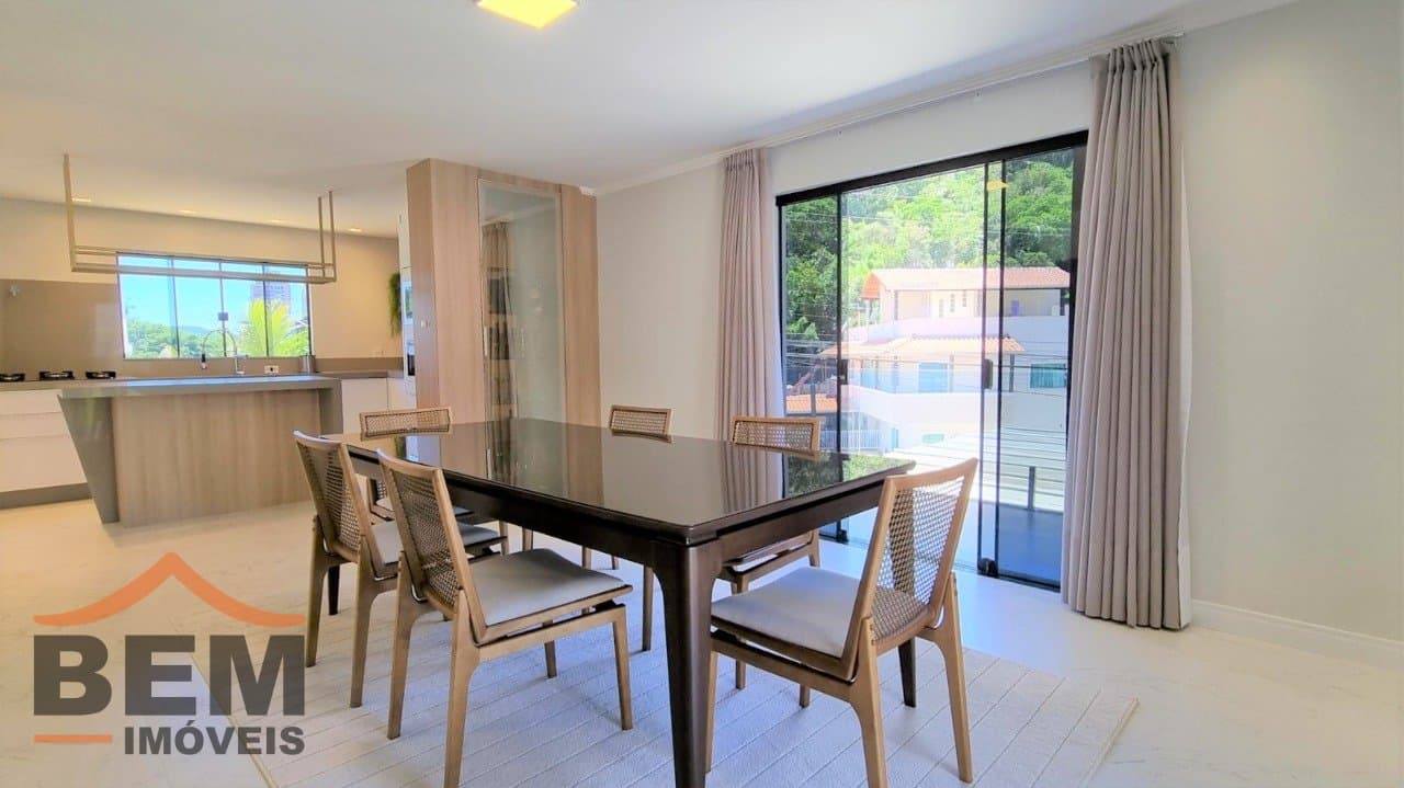 Casa à Venda em condomínio fechado com 350 m², 3 Suítes e Piscina em Terreno de 500 m²