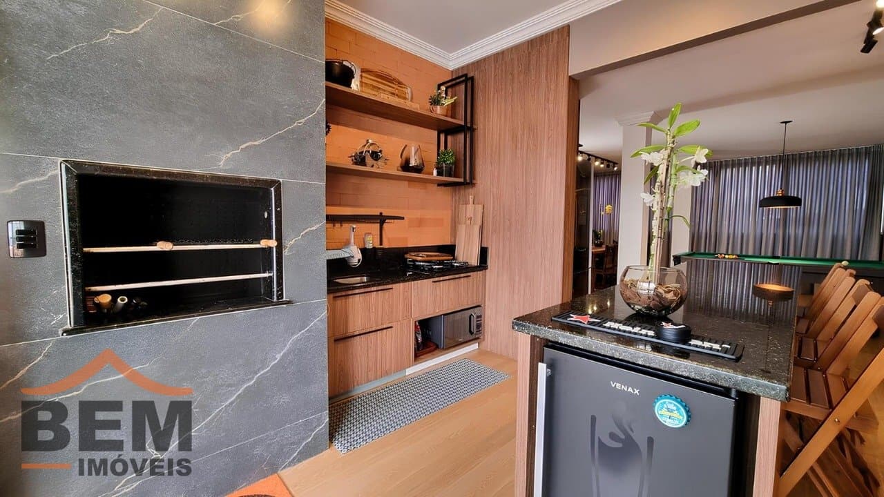 Casa à Venda em condomínio fechado com 350 m², 3 Suítes e Piscina em Terreno de 500 m²