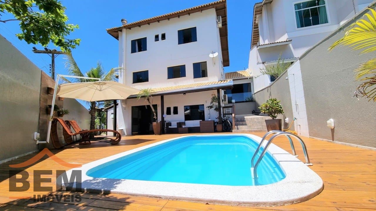 Casa à Venda em condomínio fechado com 350 m², 3 Suítes e Piscina em Terreno de 500 m²