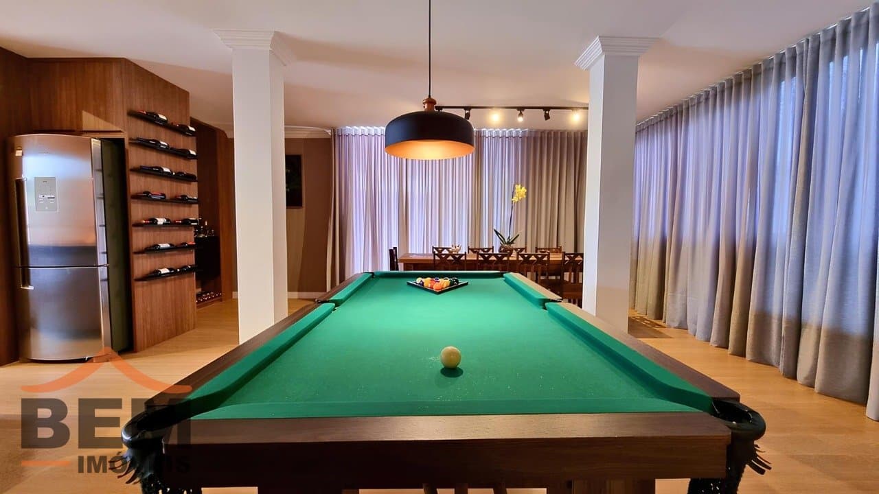 Casa à Venda em condomínio fechado com 350 m², 3 Suítes e Piscina em Terreno de 500 m²