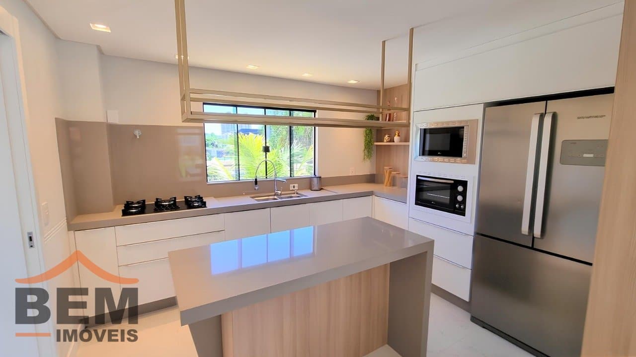 Casa à Venda em condomínio fechado com 350 m², 3 Suítes e Piscina em Terreno de 500 m²