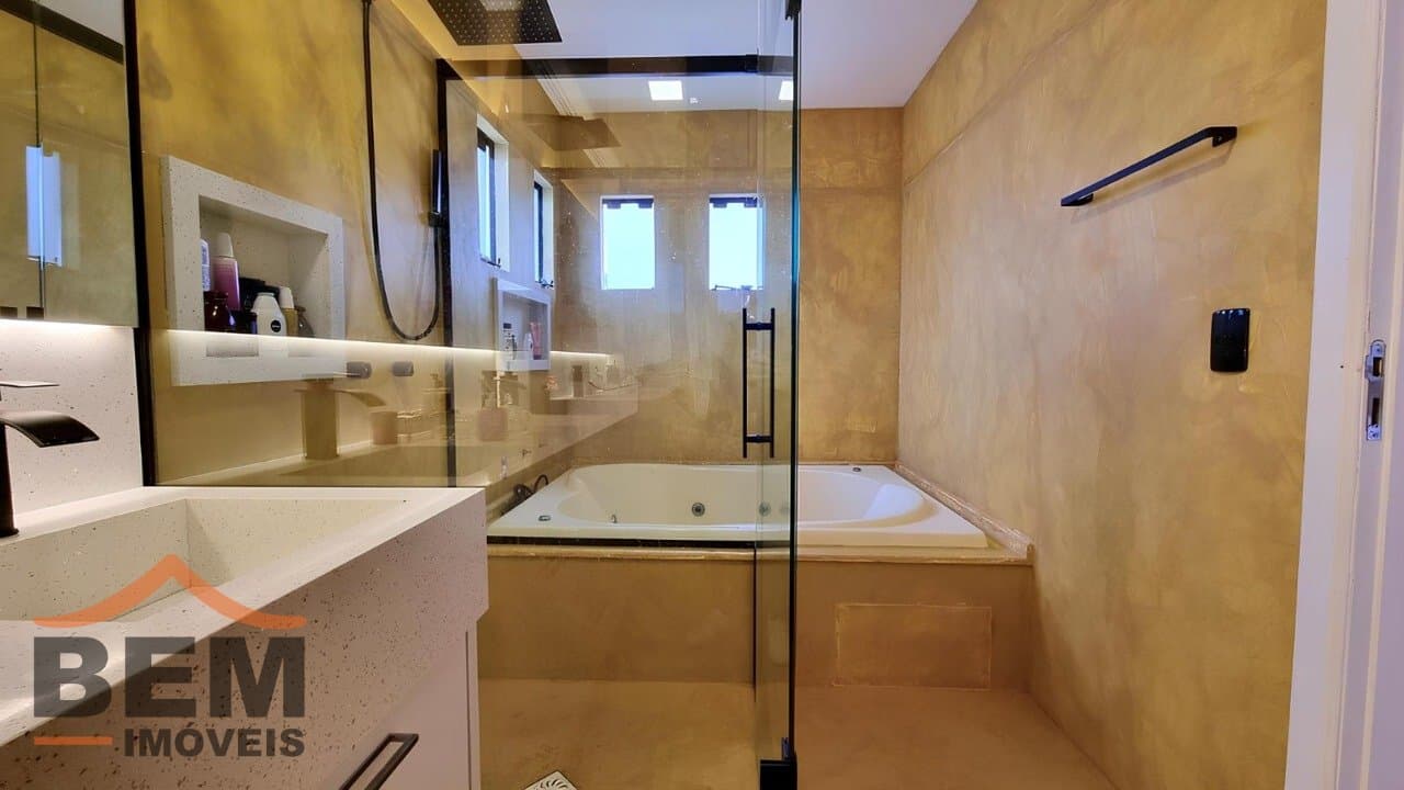 Casa à Venda em condomínio fechado com 350 m², 3 Suítes e Piscina em Terreno de 500 m²