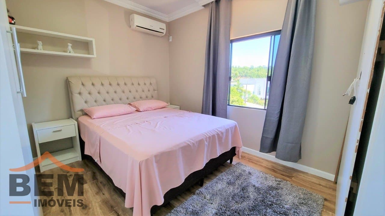 Casa à Venda em condomínio fechado com 350 m², 3 Suítes e Piscina em Terreno de 500 m²