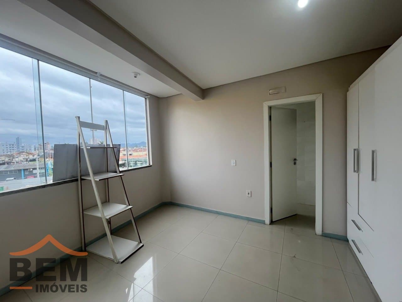 Apartamento para alugar com 2 quartos e 98 m² no bairro Dom Bosco, em Itajaí.