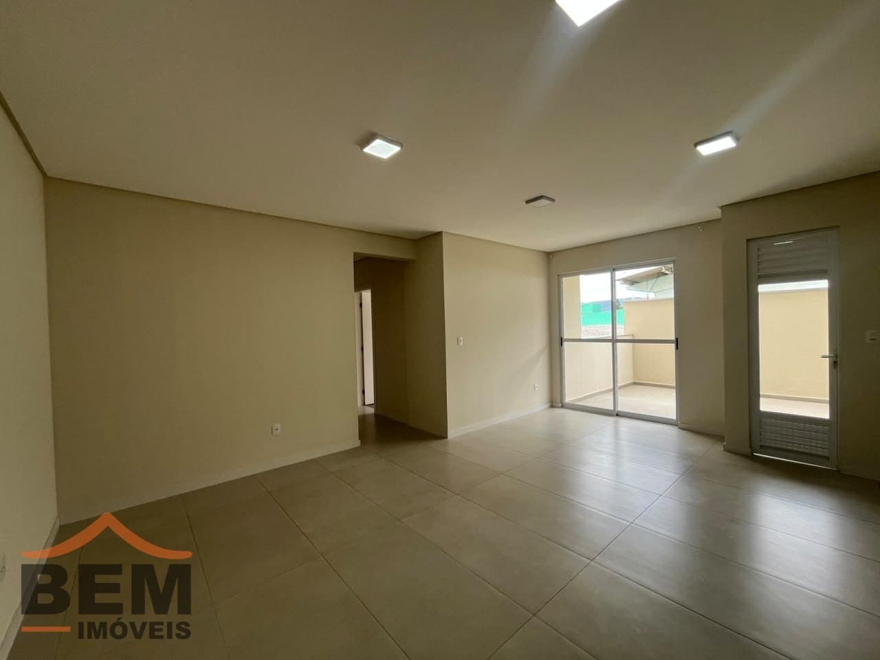 Apartamento para alugar com 3 quartos e 91 m² no bairro São João, em Itajaí.