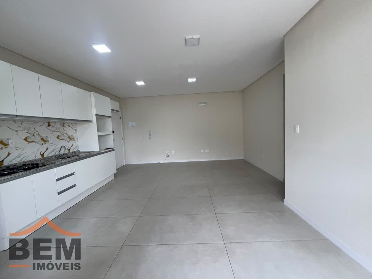 Apartamento para alugar com 3 quartos e 91 m² no bairro São João, em Itajaí.