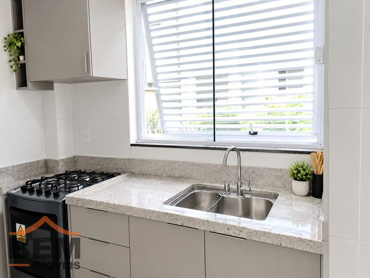 Apartamento para Locação com 2 quartos e 55m² no bairro Santa Regina, em Camboriú - SC