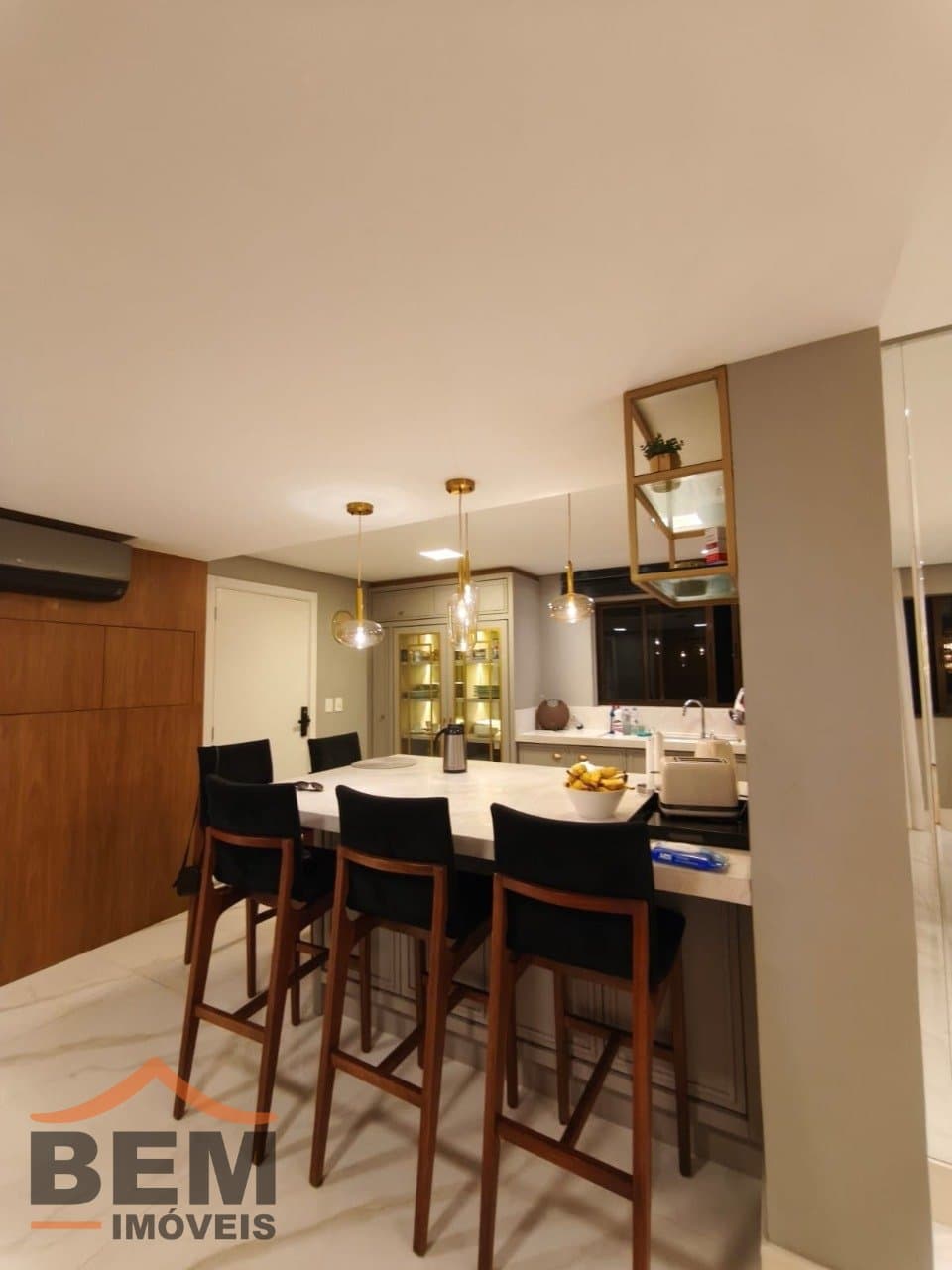 Apartamento para Locação com 5 quartos e 240m² no bairro Centro, em Itajaí - SC
