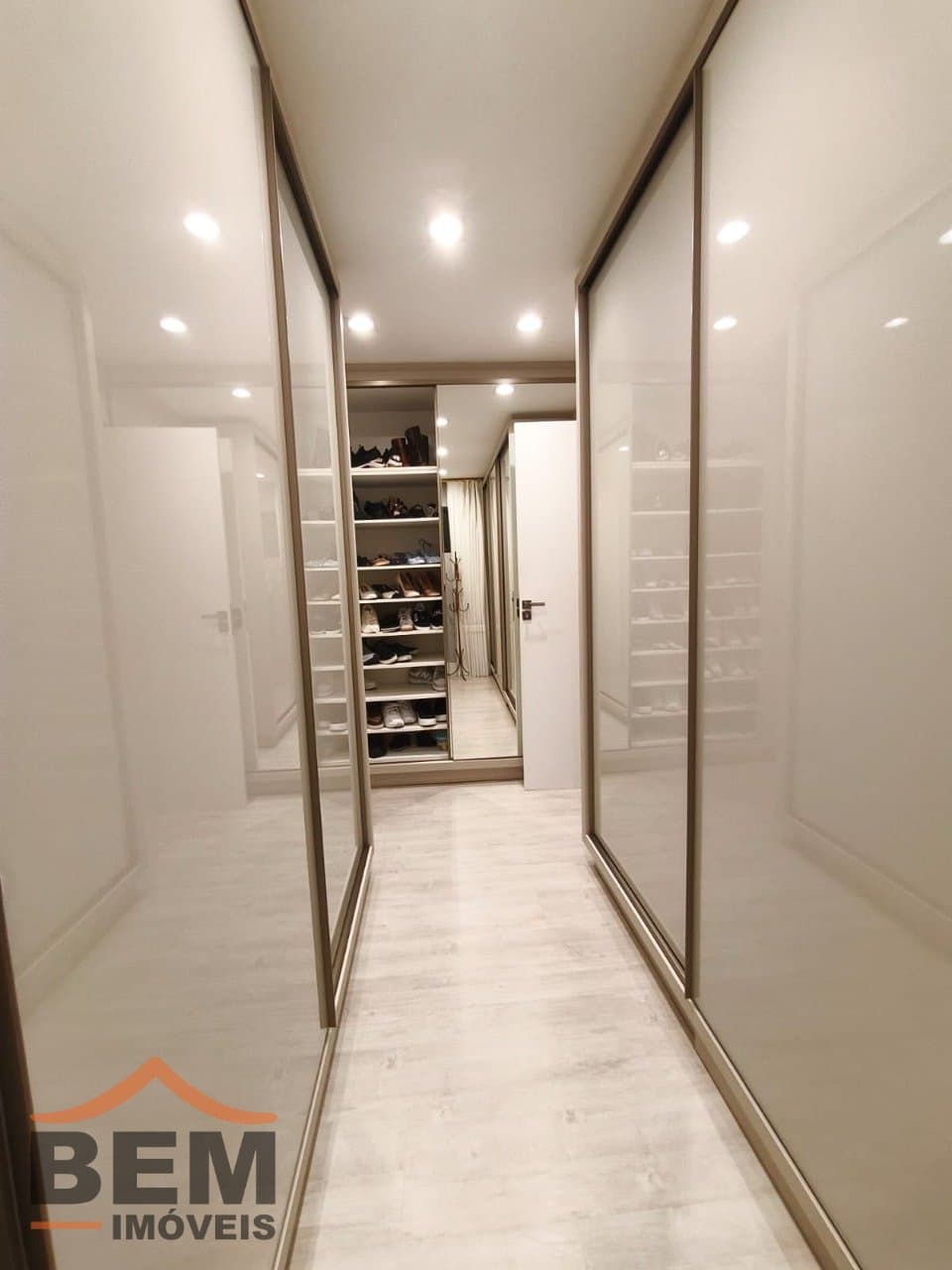 Apartamento para Locação com 5 quartos e 240m² no bairro Centro, em Itajaí - SC